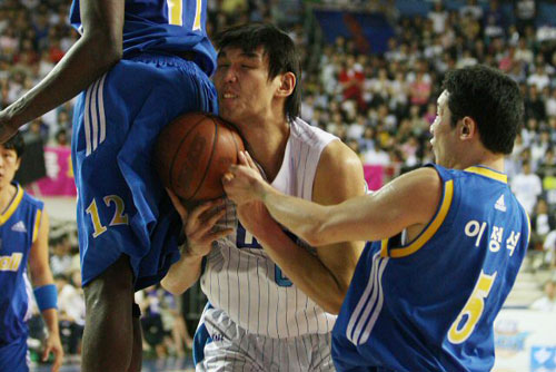 1일 오후 전주체육관에서 열린 2008-2009 동부프로미 프로농구 챔피언결정전 7차전 서울 삼성과 전주 KCC의 경기에서 KCC 하승진 볼다툼을 하고 있다. 