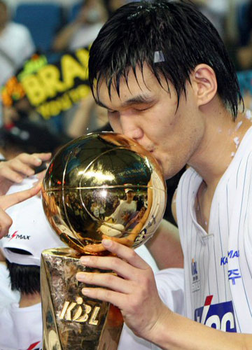 1일 오후 전주체육관에서 열린 2008-2009 동부프로미 프로농구 챔피언결정전 7차전에서 승리하고 챔프에 오른 KCC 하승진이 우승트로피에 키스하고 있다. 