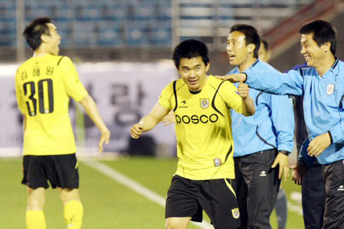 1일 전남 광양전용구장에서 열린 전남 드래곤즈와 경남 FC의 경기에서 두 번째 골을 넣은 전남 정경호가 동료들의 축하를 받으며 익살스런 표정을 짓고 있다. 