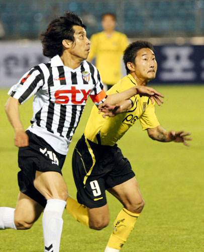 1일 전남 광양전용구장에서 열린 전남 드래곤즈와 경남 FC의 경기에서 전남 이천수(노란색)가 몸싸움을 벌이고 있다. 