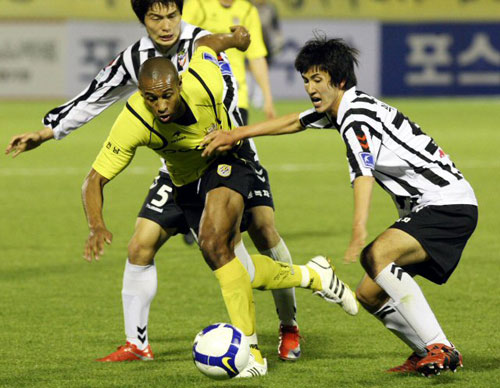 1일 전남 광양전용구장에서 열린 전남 드래곤즈와 경남 FC의 경기에서 전남 슈바(노란색)가 몸싸움을 벌이고 있다. 