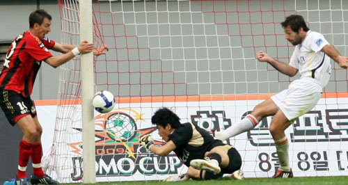  2일 오후 서울 상암월드컵축구경기장에서 열린 FC서울과 성남일화 경기에서 성남 사샤가 골대 앞에서 공을 걷어내고 있다. 