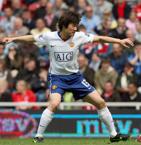 2일(한국시간) 영국 리버사이드 스타디움에서 치러진 2008-2009 잉글랜드 프로축구 프리미어리그 35라운드 미들즈브러와 맨유의 경기에서 박지성이 골을 넣고 기뻐하고 있다. 