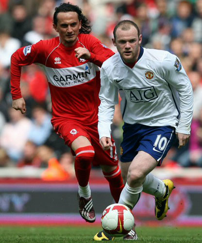 2일(한국시간) 영국 리버사이드 스타디움에서 치러진 2008-2009 잉글랜드 프로축구 프리미어리그 35라운드 미들즈브러와 맨유의 경기에서 맨유 웨인 루니가 드리블하고 있다. 