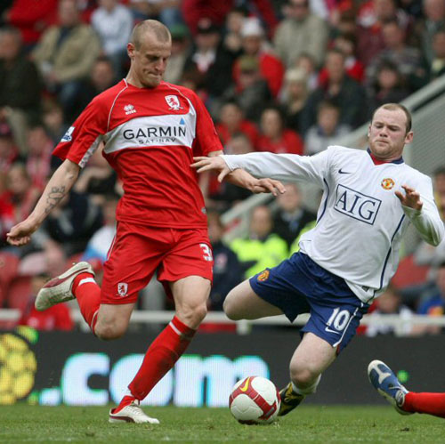 2일(한국시간) 영국 리버사이드 스타디움에서 치러진 2008-2009 잉글랜드 프로축구 프리미어리그 35라운드 미들즈브러와 맨유의 경기에서 맨유 웨인 루니와 미들즈브러 앤드류 테일러가 볼다툼을 하고 있다. 