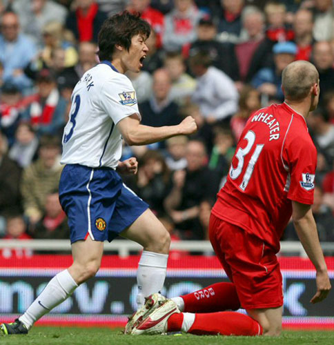 2일(한국시간) 영국 리버사이드 스타디움에서 치러진 2008-2009 잉글랜드 프로축구 프리미어리그 35라운드 미들즈브러와 맨유의 경기에서 박지성이 골을 넣고 기뻐하고 있다. 