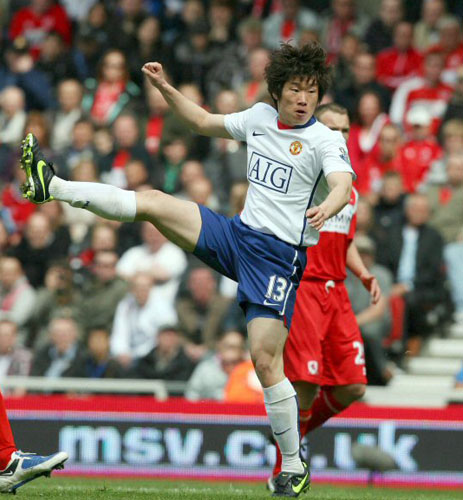 2일(한국시간) 영국 리버사이드 스타디움에서 치러진 2008-2009 잉글랜드 프로축구 프리미어리그 35라운드 미들즈브러와 맨유의 경기에서 박지성이 골을 넣고 있다. 