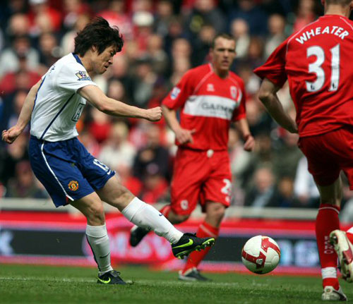 2일(한국시간) 영국 리버사이드 스타디움에서 치러진 2008-2009 잉글랜드 프로축구 프리미어리그 35라운드 미들즈브러와 맨유의 경기에서 박지성이 골을 넣고 있다. 