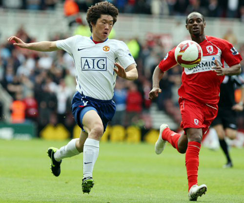 2일(한국시간) 영국 리버사이드 스타디움에서 치러진 2008-2009 잉글랜드 프로축구 프리미어리그 35라운드 미들즈브러와 맨유의 경기에서 박지성이  미들즈브러 저스틴 호이트와 볼다툼을 하고 있다. 