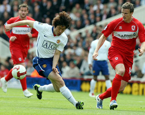 2일(한국시간) 영국 리버사이드 스타디움에서 치러진 2008-2009 잉글랜드 프로축구 프리미어리그 35라운드 미들즈브러와 맨유의 경기에서 박지성이 미들즈브러 로베르트 후트와 볼다툼을 하고 있다. 