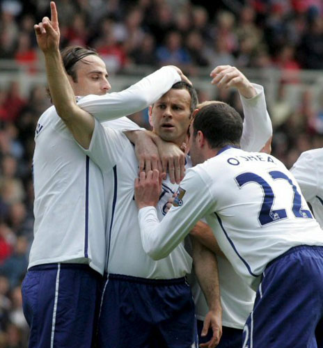 2일(한국시간) 영국 리버사이드 스타디움에서 치러진 2008-2009 잉글랜드 프로축구 프리미어리그 35라운드 미들즈브러와 맨유의 경기에서 선제골을 넣은 라이언 긱스가 동료들의 축하를 받고 있다. 