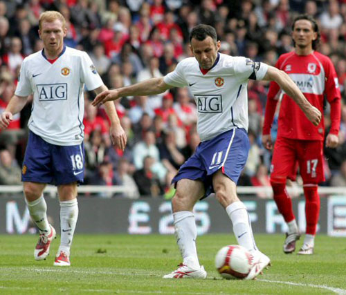 2일(한국시간) 영국 리버사이드 스타디움에서 치러진 2008-2009 잉글랜드 프로축구 프리미어리그 35라운드 미들즈브러와 맨유의 경기에서 라이언 긱스가 선제골을 넣고 있다. 