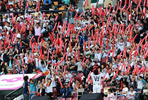 프로야구가 1996년 이후 13년 만에 최소 경기 100만 관중을 돌파한 가운데 3일 서울 잠실야구장에서 열린 2009 프로야구 LG 트윈스-히어로즈 경기에서 팬들이 열띤 응원을 하고 있다. 