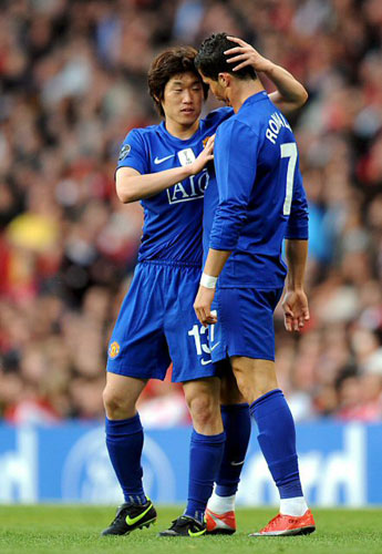 6일(한국시간) 영국 런던 에미레이트 스타디움에서 열린 2008-2009 UEFA 챔피언스리그 준결승 맨체스터 유나이티드와 아스널의 경기에서 3대1 승리를 거둔 맨유의 박지성과 호날두가 기쁨을 나누고 있다. 