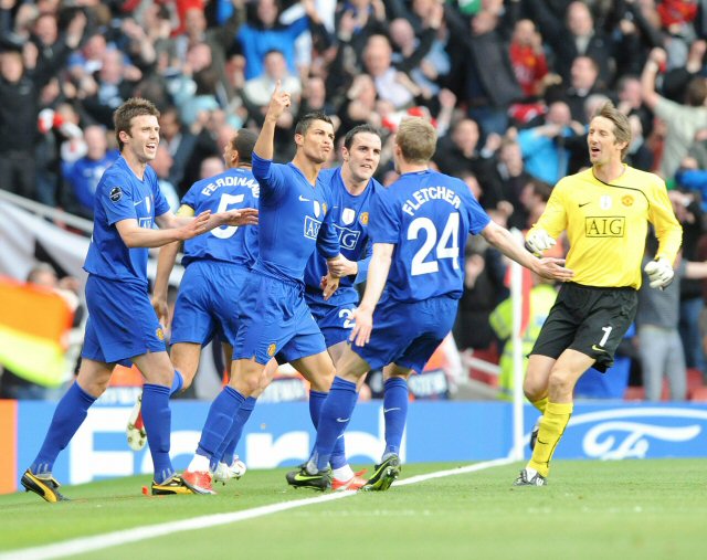 6일(한국시간) 영국 런던 에미레이트 스타디움에서 열린 2008-2009 UEFA 챔피언스리그 준결승 맨체스터 유나이티드와 아스널의 경기에서 골을 성공시킨 호날두가 동료들의 축하를 받고 있다. 