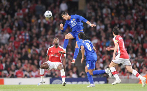 6일(한국시간) 영국 런던 에미레이트 스타디움에서 열린 2008-2009 UEFA 챔피언스리그 준결승 맨체스터 유나이티드와 아스널의 경기에서 맨유의 호날두가 수비 사이로 헤딩슛을 날리고 있다. 