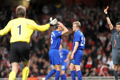 6일(한국시간) 영국 런던 에미레이트 스타디움에서 열린 2008-2009 UEFA 챔피언스리그 준결승 맨체스터 유나이티드와 아스널의 경기에서 맨유 대런 플레처가 퇴장을 당하자 동료 퍼디난드가 안타까워 하고 있다. 