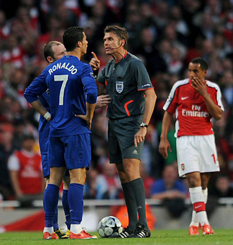 6일(한국시간) 영국 런던 에미레이트 스타디움에서 열린 2008-2009 UEFA 챔피언스리그 준결승 맨체스터 유나이티드와 아스널의 경기에서 맨유 호날두가 주심의 판정에 강력하게 항의하고 있다. 