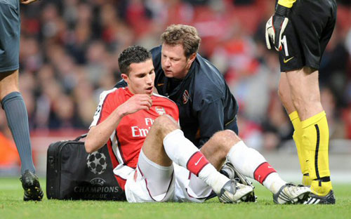 6일(한국시간) 영국 런던 에미레이트 스타디움에서 열린 2008-2009 UEFA 챔피언스리그 준결승 맨체스터 유나이티드와 아스널의 경기에서 부상으로 그라운드에 쓰러진 아스널의 로빈 판 페르시가 팀 닥터로부터 도움을 받고 있다. 