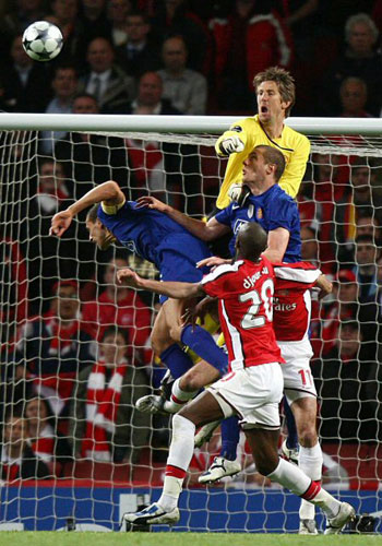 6일(한국시간) 영국 런던 에미레이트 스타디움에서 열린 2008-2009 UEFA 챔피언스리그 준결승 맨체스터 유나이티드와 아스널의 경기에서 맨유 골키퍼 판데르 사르가 펀칭으로 볼을 쳐내고 있다. 