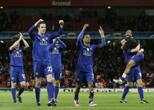 6일(한국시간) 영국 런던 에미레이트 스타디움에서 열린 2008-2009 UEFA 챔피언스리그 준결승 맨체스터 유나이티드와 아스널의 경기에서 승리를 거두고 챔스 결승에 진출한 맨유 선수들이 관중들에게 인사를 하고 있다. 