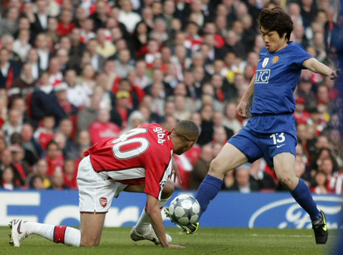 6일(한국시간) 영국 런던 에미레이트 스타디움에서 열린 2008-2009 UEFA 챔피언스리그 준결승 맨체스터 유나이티드와 아스널의 경기에서 박지성이 깁스를 따돌리고 드리블 돌파를 하고 있다. 