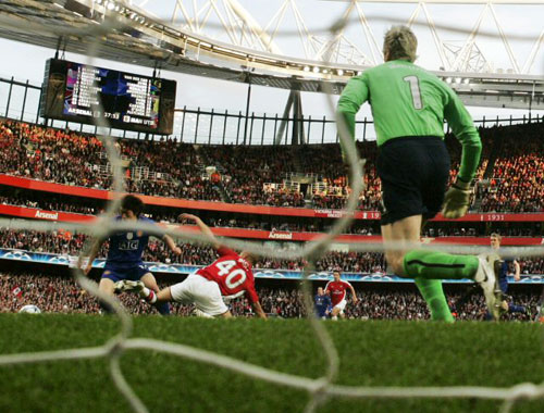 6일(한국시간) 영국 런던 에미레이트 스타디움에서 열린 2008-2009 UEFA 챔피언스리그 준결승 맨체스터 유나이티드와 아스널의 경기에서 아스널 MF 키러언 깁스의 수비가 불안한 사이 박지성이 볼을 낚아채고 있다. 