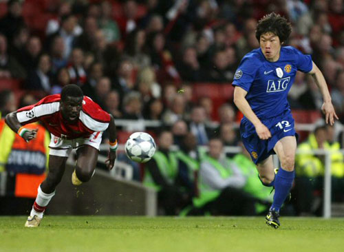 6일(한국시간) 영국 런던 에미레이트 스타디움에서 열린 2008-2009 UEFA 챔피언스리그 준결승 맨체스터 유나이티드와 아스널의 경기에서 박지성이 아스널의 에마뉘엘 에부에와 볼 경합을 벌이고 있다. 