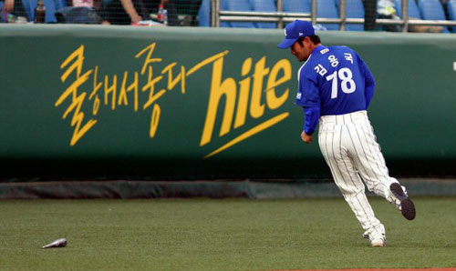 6일 대전구장에서 열린 2009 프로야구 한화 이글스-삼성 라이온즈 경기, 삼성 김용국 코치가 강봉규 타격때 부러진 방망이가 날아오자 피하고 있다. 