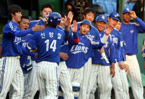 6일 대전구장에서 열린 2009 프로야구 한화 이글스-삼성 라이온즈 경기, 삼성 선두 타자 신명철이 홈런을 친 후 동료들의 축하를 받고 있다. 