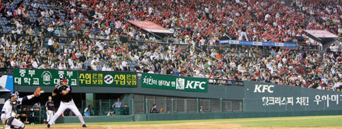  6일 서울 잠실야구장 열린 2009 프로야구 두산 베어스-LG 트윈스 경기, 평일임에도 야구팬들이 관중석을 가득 메운채 야구를 즐기고 있다. 