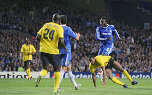 일(한국시간) 영국 런던 스탬퍼드 브리지에서 열린 첼시와 바르셀로나의 2008-2009 UEFA 챔피언스리그 준결승 2차전 원정경기에서 에시엔이 전반 8분 선취골을 터뜨리고 있다. 