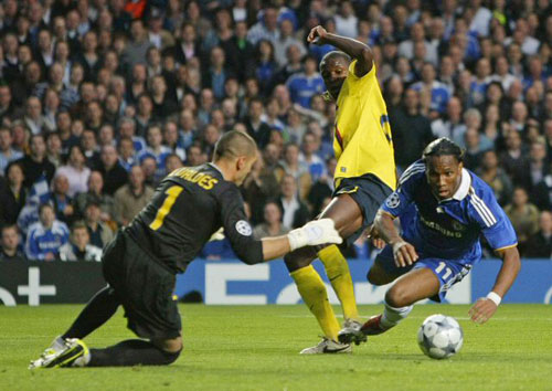 7일(한국시간) 영국 런던 스탬퍼드 브리지에서 열린 첼시와 바르셀로나의 2008-2009 UEFA 챔피언스리그 준결승 2차전 원정경기에서 첼시 드록바가 그라운드에 넘어지고 있다. 