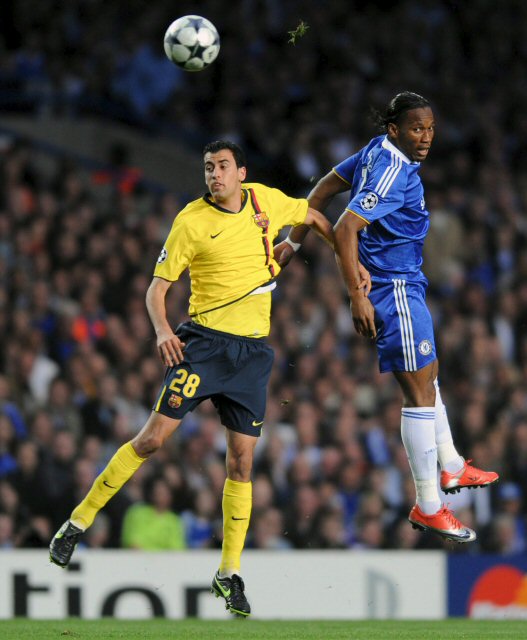 7일(한국시간) 영국 런던 스탬퍼드 브리지에서 열린 첼시와 바르셀로나의 2008-2009 UEFA 챔피언스리그 준결승 2차전 원정경기에서 첼시 드록바와 세르히오 부스케츠가 공붕볼 경합을 벌이고 있다. 