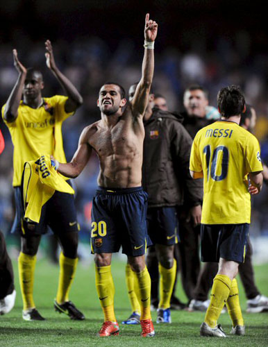 7일(한국시간) 영국 런던 스탬퍼드 브리지에서 열린 첼시와 바르셀로나의 2008-2009 UEFA 챔피언스리그 준결승 2차전 원정경기에서 알베스가 승리를 만끽하고 있다. 