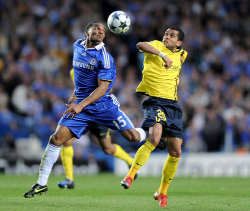 7일(한국시간) 영국 런던 스탬퍼드 브리지에서 열린 첼시와 바르셀로나의 2008-2009 UEFA 챔피언스리그 준결승 2차전 원정경기에서 첼시의 말루다와 다니엘 알베스가 공중볼 경합을 벌이고 있다. 