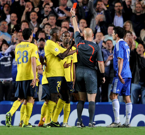 7일(한국시간) 영국 런던 스탬퍼드 브리지에서 열린 첼시와 바르셀로나의 2008-2009 UEFA 챔피언스리그 준결승 2차전 원정경기에서 바르셀로나의 수비수 에리크 아비달이 퇴장 명령을 받고 있다. 