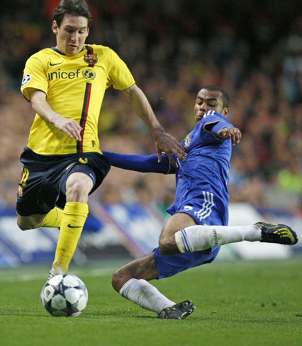 7일(한국시간) 영국 런던 스탬퍼드 브리지에서 열린 첼시와 바르셀로나의 2008-2009 UEFA 챔피언스리그 준결승 2차전 원정경기에서 첼시 애슐리 콜이 메시를 상대로 태클을 시도하고 있다. 