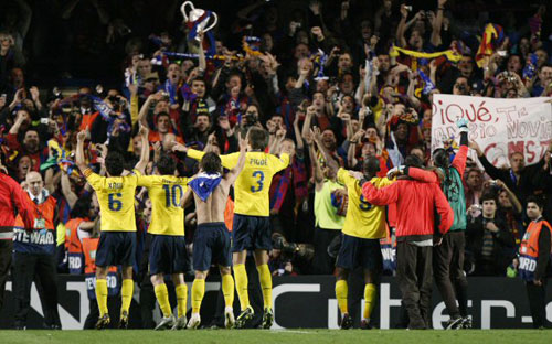 7일(한국시간) 영국 런던 스탬퍼드 브리지에서 열린 첼시와 바르셀로나의 2008-2009 UEFA 챔피언스리그 준결승 2차전 원정경기에서 승리를 거둔 바르샤 선수들이 관중들의 응원에 답하고 있다. 