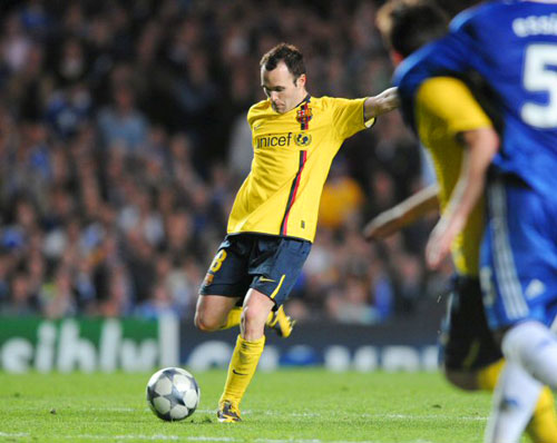 7일(한국시간) 영국 런던 스탬퍼드 브리지에서 열린 첼시와 바르셀로나의 2008-2009 UEFA 챔피언스리그 준결승 2차전 원정경기에서 바르셀로나의 이니에스타가 동점골이 된 슛을 쏘고 있다. 