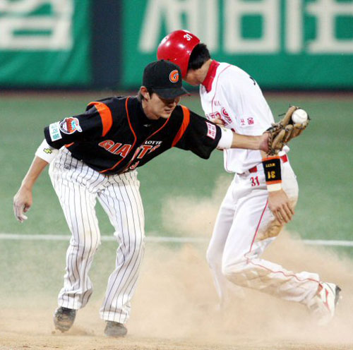  8일 광주무등경기장에서 벌어진 2009 프로야구 KIA 타이거즈와 롯데 자이언츠의 경기에서 6회말 1루 주자 KIA 김현곤이 도루를 성공하고 있다. 