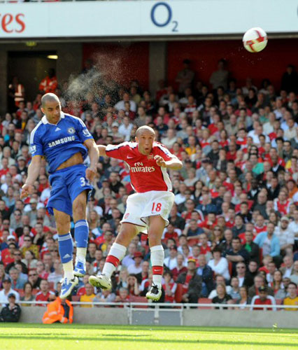 11일(한국시간) 영국 런던 에미리트 스타디움에서 열린 2008-2009 프리미어리그 36라운드 첼시 대 아스널의 경기에서 첼시 알렉스와 아스널 미카엘 실베스트르가 공중 볼다툼을 벌이고 있다. 