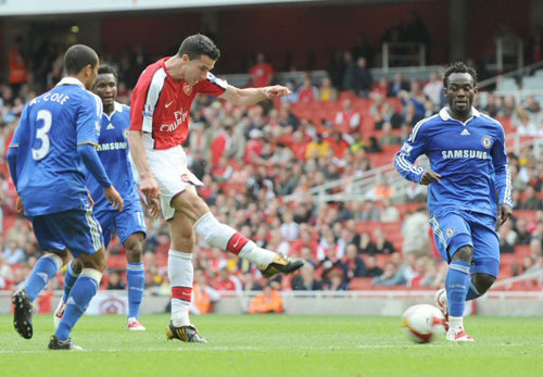 11일(한국시간) 영국 런던 에미리트 스타디움에서 열린 2008-2009 프리미어리그 36라운드 첼시 대 아스널의 경기에서 아스널 공격수 로빈 반 페르시가 슛팅을 날리고 있다. 