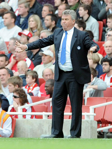 11일(한국시간) 영국 런던 에미리트 스타디움에서 열린 2008-2009 프리미어리그 36라운드 첼시 대 아스널의 경기에서 첼시 히딩크 감독이 경기 중 그라운드를 향해 선수들을 독려하고 있다. 