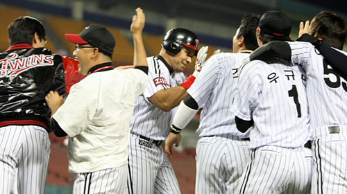 12일 오후 서울 잠실야구장에서 열린 2009 프로야구 LG 트윈스-SK 와이번스 경기, LG 4번 타자 페타지니가 9대10으로 뒤진 10회말 1점 홈런을 친 후 팀 동료들의 축하를 받고 있다. 