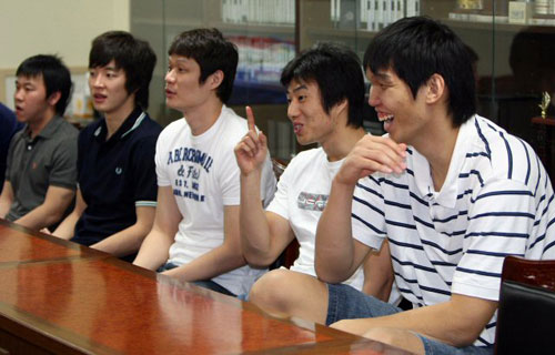 6월10일부터 14일까지 일본 나고야에서 열리는 동아시아남자농구선수권대회에 출전할 국가대표 명단이 확정된 가운데 13일 오전 송파구 오륜동 대한농구협회 회의실에서 열린 대표팀 소집 상견례에서 대표팀 선수들이 밝은 표정으로 이야기를 나누고 있다. 