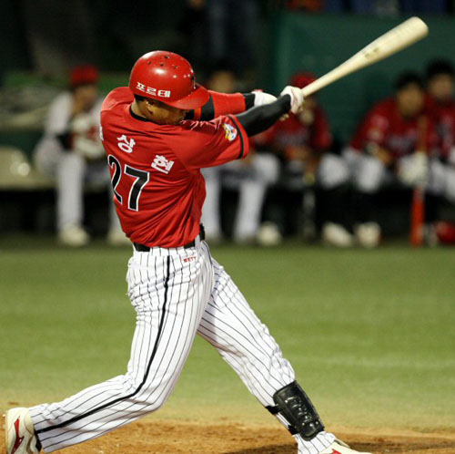   13일 대전구장에서 벌어진 2009 프로야구 KIA 타이거즈와 한화 이글스 경기 4회초 1사 1,2루 KIA 김상현이 중간 담장을 넘는 3점 홈런을 때리고 있다. 