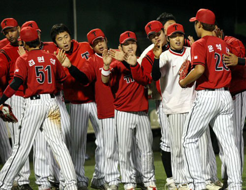  KIA 타이거즈 선수들이 13일 대전구장에서 벌어진 2009 프로야구 한화 이글스와 원정 경기 10-8 승리를 거둔 뒤 기쁨을 나누고 있다. 