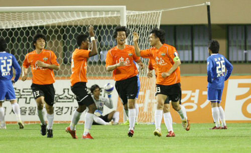 13일 강원 강릉종합경기장에서 열린 2009 하나은행 FA컵 32강 강원FC-인천 코레일 경기, 강원의 이세인(오른쪽)이 동점골을 넣은 후 팀 동료들과 함께 기뻐하고 있다. 