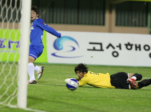 13일 강원 강릉종합경기장에서 열린 2009 하나은행 FA컵 32강 강원FC-인천 코레일 경기, 코레일의 김형운(왼쪽)이 첫 골을 넣고 있다. 
